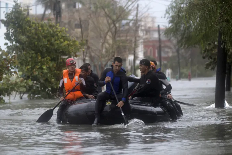 Havanu pogodili valovi visoki čak 11 metara