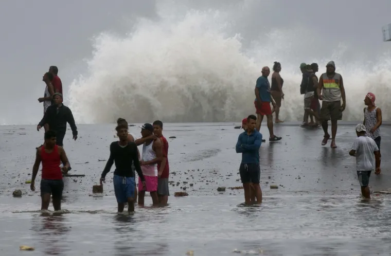 Havanu pogodili valovi visoki čak 11 metara