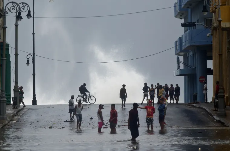 Havanu pogodili valovi visoki čak 11 metara