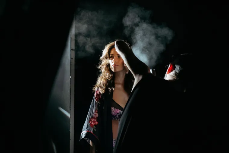 Iza fotoobjektiva našao se fotograf Gabriele Micalizzi, čije su se snimke pojavljivale u renomiranim izdanjima kao što su New York Times, Herald Tribune, Newsweek, Reppublica i Corriere della Sera.