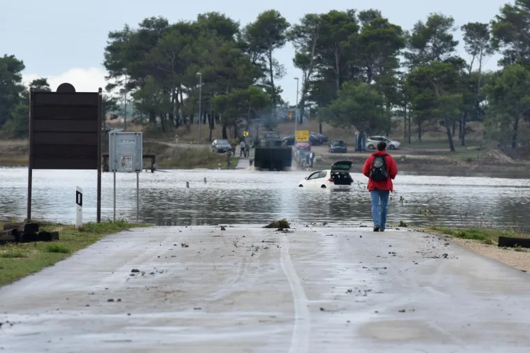 NIN ZBRAJA ŠTETE OD POPLAVE: Vojska amfibijom pregledava teren i izvlači potopljena vozila