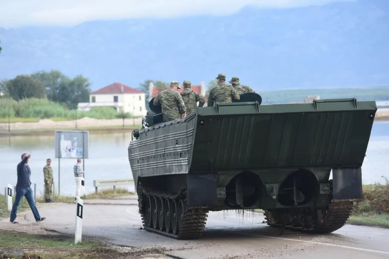 NIN ZBRAJA ŠTETE OD POPLAVE: Vojska amfibijom pregledava teren i izvlači potopljena vozila