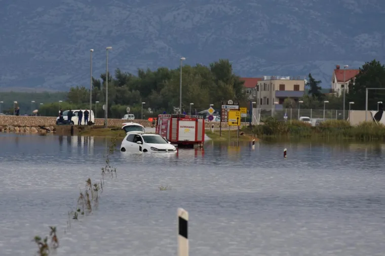 NIN ZBRAJA ŠTETE OD POPLAVE: Vojska amfibijom pregledava teren i izvlači potopljena vozila