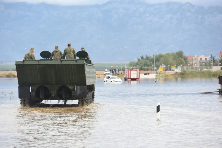 NIN ZBRAJA ŠTETE OD POPLAVE: Vojska amfibijom pregledava teren i izvlači potopljena vozila