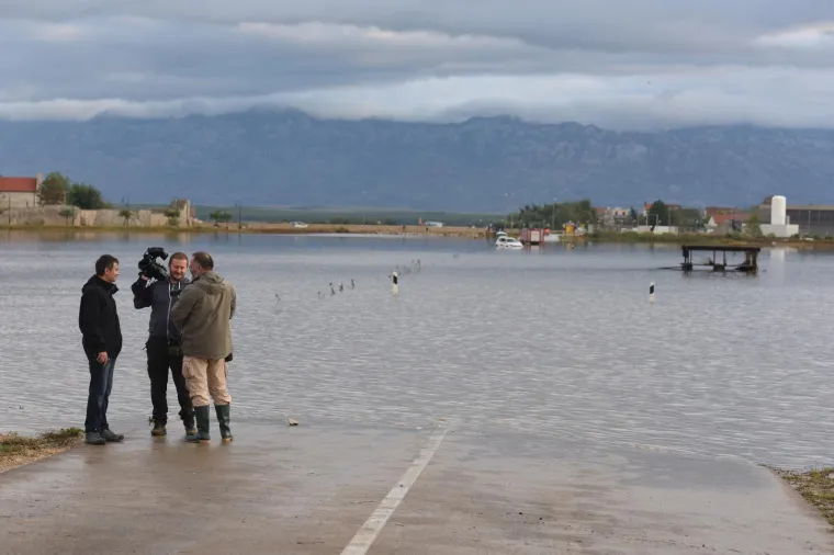 NIN ZBRAJA ŠTETE OD POPLAVE: Vojska amfibijom pregledava teren i izvlači potopljena vozila