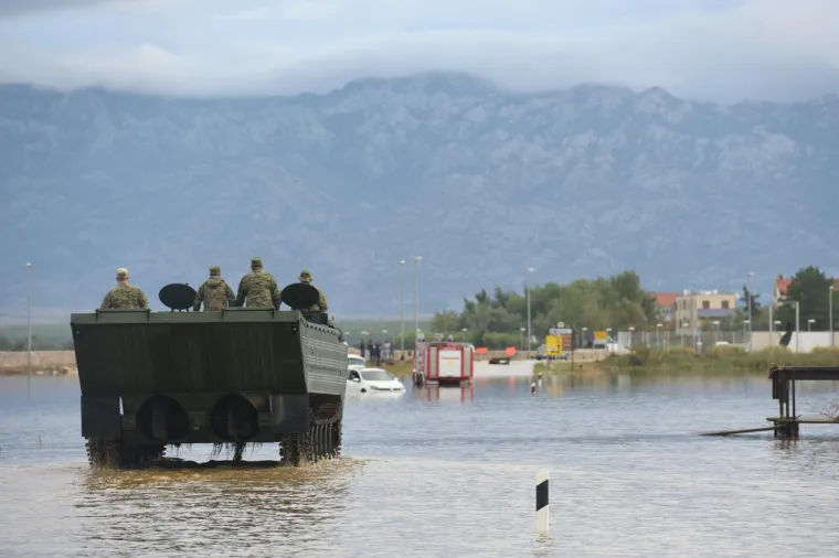 Od ranog jutra mještani Nina zbrajaju jučerašnje štete od poplave. Oba mosta koja povezuju stari grad su srušena, a stanovništvo je odsječeno. Oko 7 sati na teren je izašla vojska koja amfibijskim vozilom izvlači potopljena vozila.