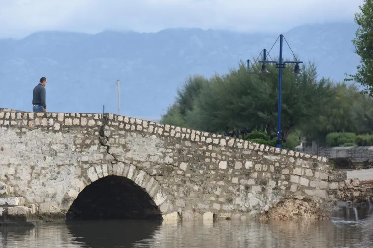 IZVANREDNO STANJE U NINU: Bujica vode srušila oba mosta koja povezuju stari grad