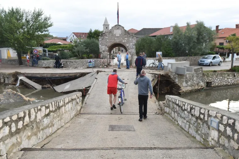 IZVANREDNO STANJE U NINU: Bujica vode srušila oba mosta koja povezuju stari grad