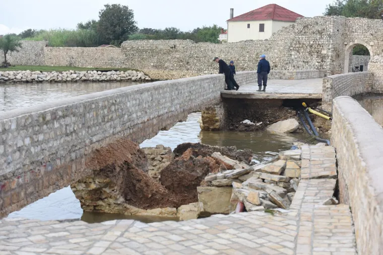 U Ninu je proglašeno izvanredno stanje te ne rade vrtići, a otkazana je i nastava. Od ranog jutra mještani zbrajaju štete od poplave. Oba mosta koja povezuju stari grad su srušena, a stanovnistvo je odsječeno. Oko 7 sati na teren je izašla vojska koja amfibijskim vozilom izvlači potopljena vozila te pregledava teren.