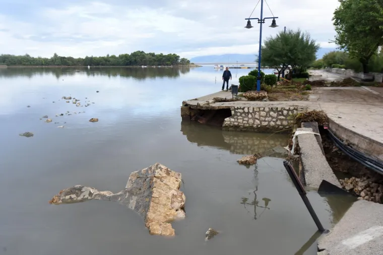 IZVANREDNO STANJE U NINU: Bujica vode srušila oba mosta koja povezuju stari grad