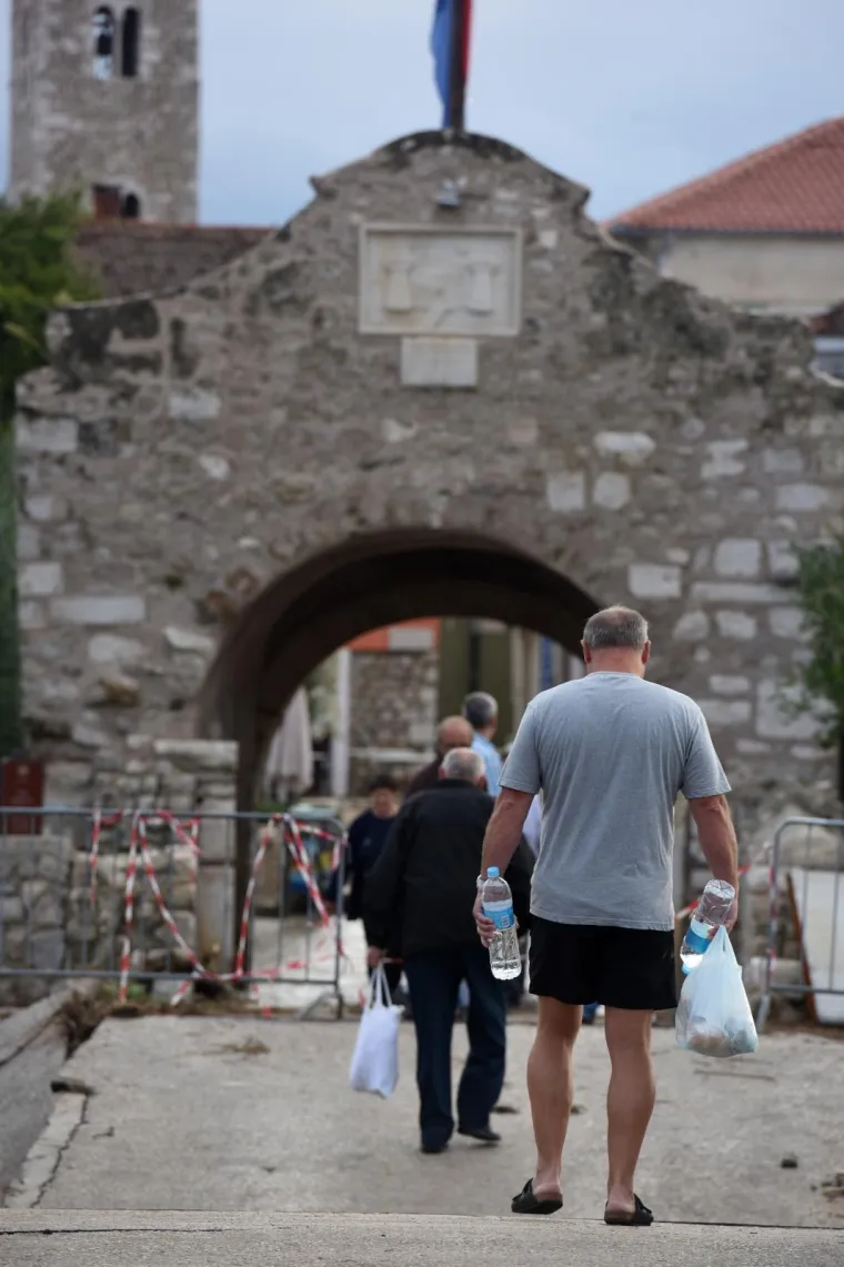 IZVANREDNO STANJE U NINU: Bujica vode sru&scaron;ila oba mosta koja povezuju stari grad