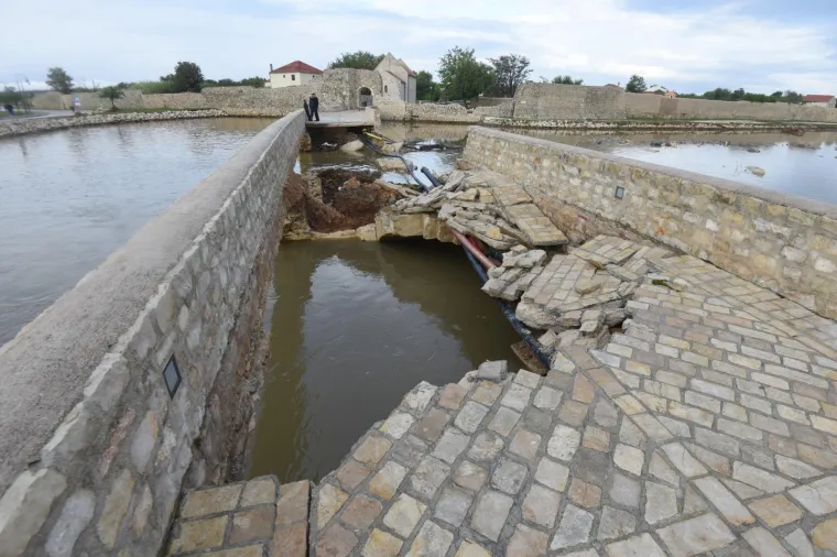 IZVANREDNO STANJE U NINU: Bujica vode sru&scaron;ila oba mosta koja povezuju stari grad