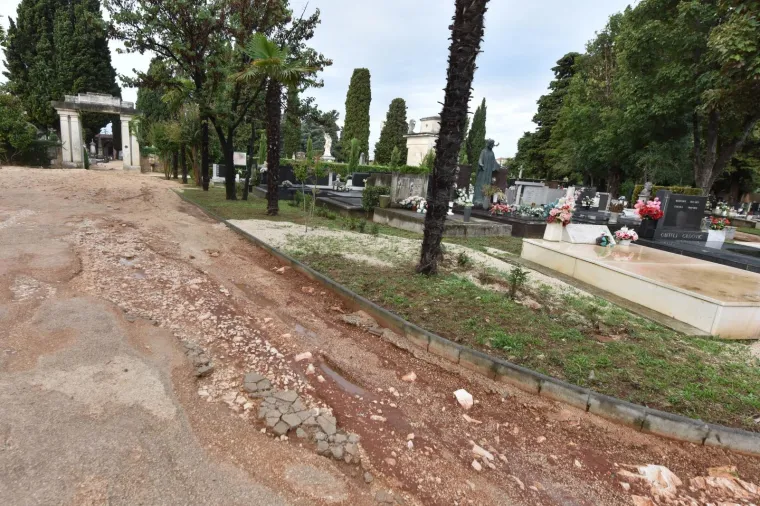 POTOPLJENO GRADSKO GROBLJE U ZADRU: Radnici saniraju štetu nakon poplave kako bi ga osposobiti za pokope