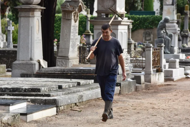 POTOPLJENO GRADSKO GROBLJE U ZADRU: Radnici saniraju štetu nakon poplave kako bi ga osposobiti za pokope