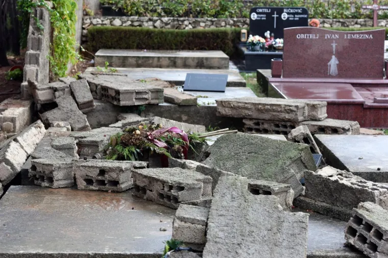 POTOPLJENO GRADSKO GROBLJE U ZADRU: Radnici saniraju &scaron;tetu nakon poplave kako bi ga osposobiti za pokope