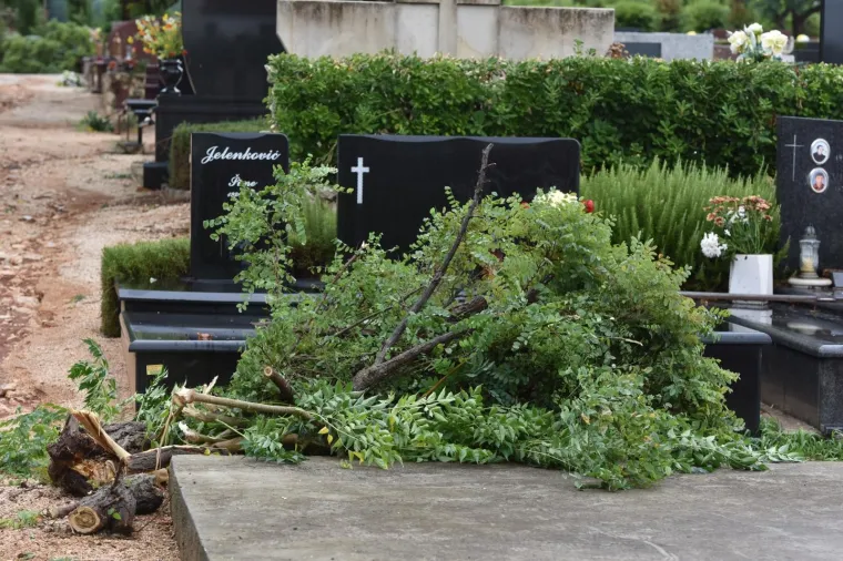 Radnici saniraju velike &scaron;tete koju je prouzročila jučera&scaron;nja poplava na gradskom groblju te poku&scaron;avaju osposobiti groblje za pokope.