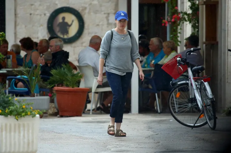 Zbog olujnog i grmljavinskog nevrijemena praćenog kišom otkazano je snimanje drugog dijela mjuzikla Mama Mia koji se snima u Komiži na otoku Visu zbog čega je glumica Jessica Keenan Wynn, koja u filmu tumači lik Tanye, odlučila prošetati gradom.