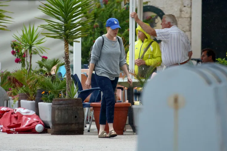 ZVIJEZDA MJUZIKLA MAMA MIA PROŠETALA VISOM: Iskoristila slobodan dan od snimanja i razgledala Komižu