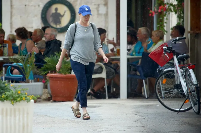 ZVIJEZDA MJUZIKLA MAMA MIA PROŠETALA VISOM: Iskoristila slobodan dan od snimanja i razgledala Komižu