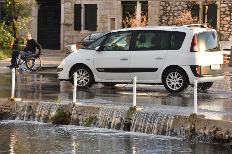 Suko&scaron;an: Vojska i vatrogasci saniraju &scaron;tetu koju je Zadarskoj županiji nanijela ciklona Gracija