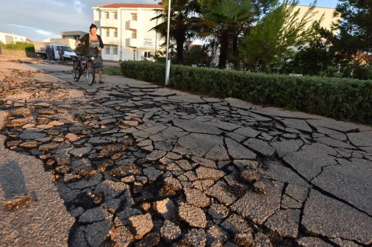 Posljedice ciklone Gracije koja je jučer pogodila Zadarsku županiju saniraju se cijelu noć. U pomoć je pristigla i vojska koja zajedno s vatrogascima crpi vodu iz poplavljenih objekata. Iako je većina prometnica oči&scaron;ćena građani se i dalje pozivaju na pojačan oprez u prometu.
