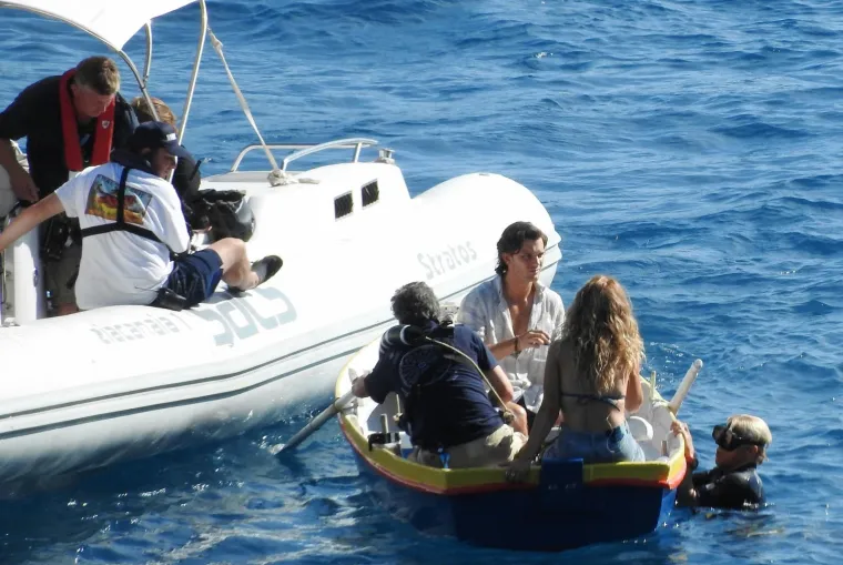 POČELO JE SNIMANJE NA OTOKU VISU: Glumci Lily James i Jeremy Irvine na filmskom setu mjuzikla 'Mamma Mia 2'