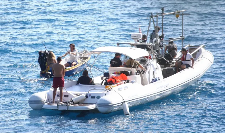 POČELO JE SNIMANJE NA OTOKU VISU: Glumci Lily James i Jeremy Irvine na filmskom setu mjuzikla 'Mamma Mia 2'