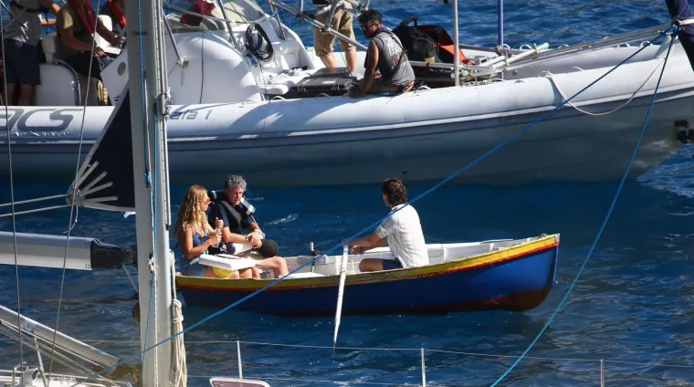 POČELO JE SNIMANJE NA OTOKU VISU: Glumci Lily James i Jeremy Irvine na filmskom setu mjuzikla 'Mamma Mia 2'