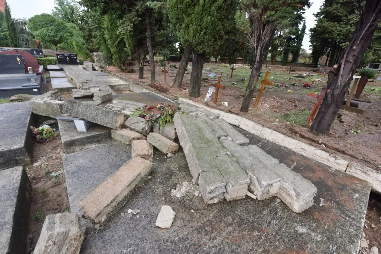 Dramatični prizori iz Zadra: radnici saniraju &scaron;tetu na gradskom groblju kako bi ga osposobiti za pokope