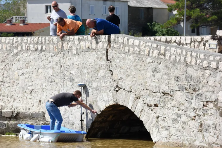 Nin: započela sanacija dvaju srušenih mostova, propalo dvije trećine berbe soli