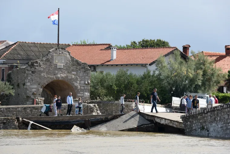 Nin: započela sanacija dvaju srušenih mostova, propalo dvije trećine berbe soli