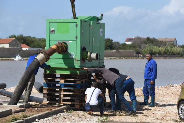 Nin: započela sanacija dvaju srušenih mostova, propalo dvije trećine berbe soli