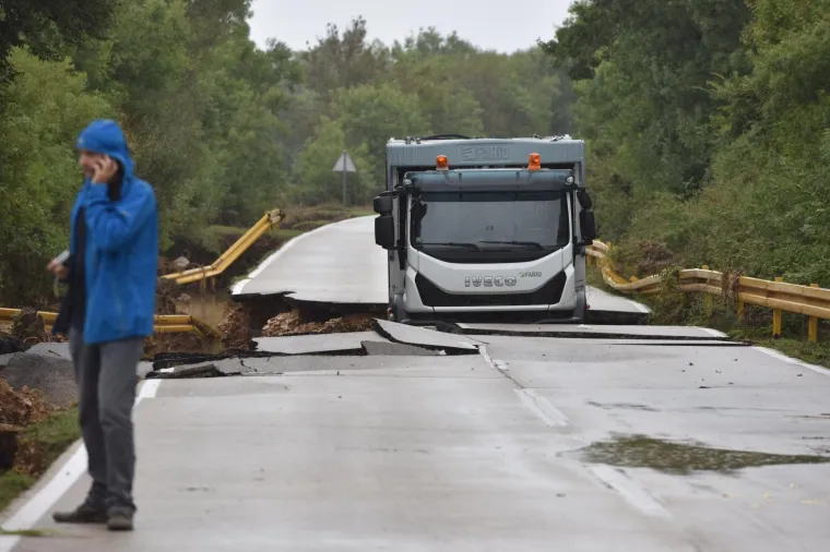 Kamion ostao zarobljen u odronu ceste između Zadra i Ražanca. Zbog poplavljenog kolnika ili odrona dijela kolnika zatvorena je cesta Zadar-Ražanac između mjesta Poljice i Mazija
