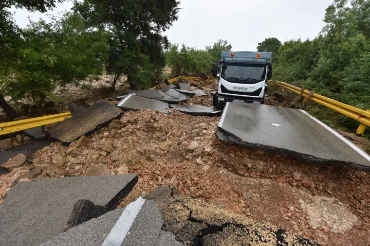 Nevjerojatan prizor kod Zadra: kamion ostao zarobljen u odronu ceste