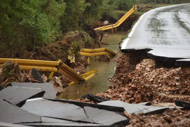 Nevjerojatan prizor kod Zadra: kamion ostao zarobljen u odronu ceste