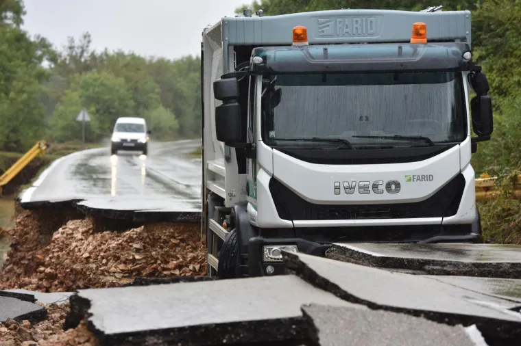 Nevjerojatan prizor kod Zadra: kamion ostao zarobljen u odronu ceste