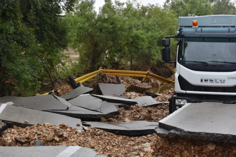 Nevjerojatan prizor kod Zadra: kamion ostao zarobljen u odronu ceste