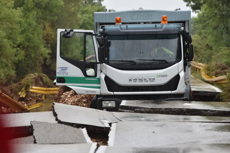 Nevjerojatan prizor kod Zadra: kamion ostao zarobljen u odronu ceste