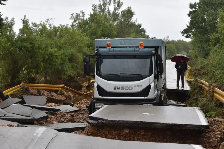 Nevjerojatan prizor kod Zadra: kamion ostao zarobljen u odronu ceste