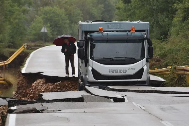 Nevjerojatan prizor kod Zadra: kamion ostao zarobljen u odronu ceste