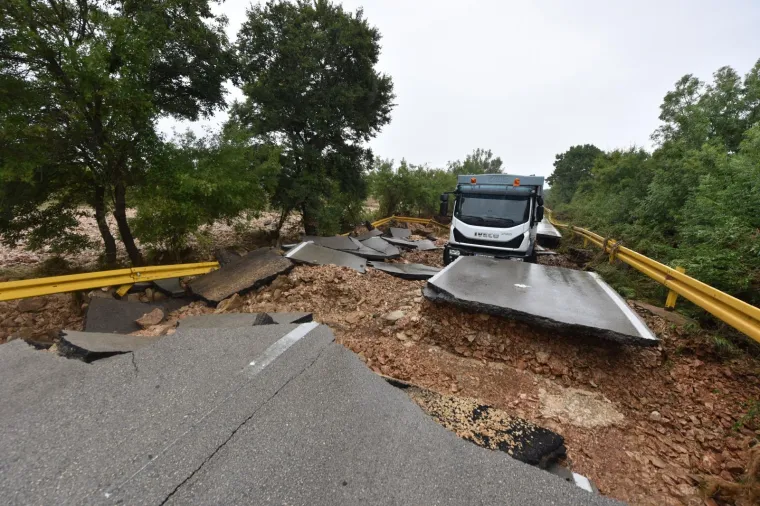 Nevjerojatan prizor kod Zadra: kamion ostao zarobljen u odronu ceste