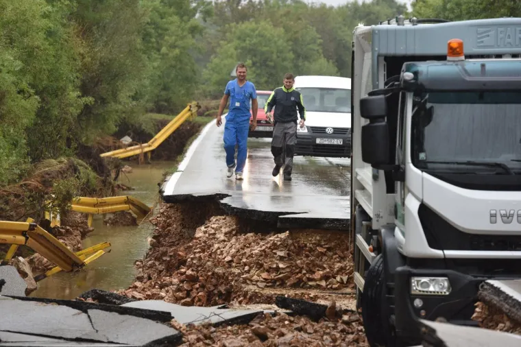 Nevjerojatan prizor kod Zadra: kamion ostao zarobljen u odronu ceste