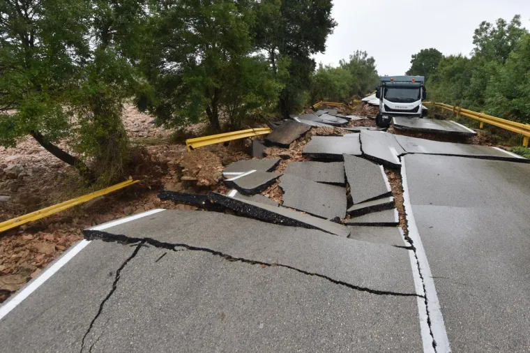 Nevjerojatan prizor kod Zadra: kamion ostao zarobljen u odronu ceste