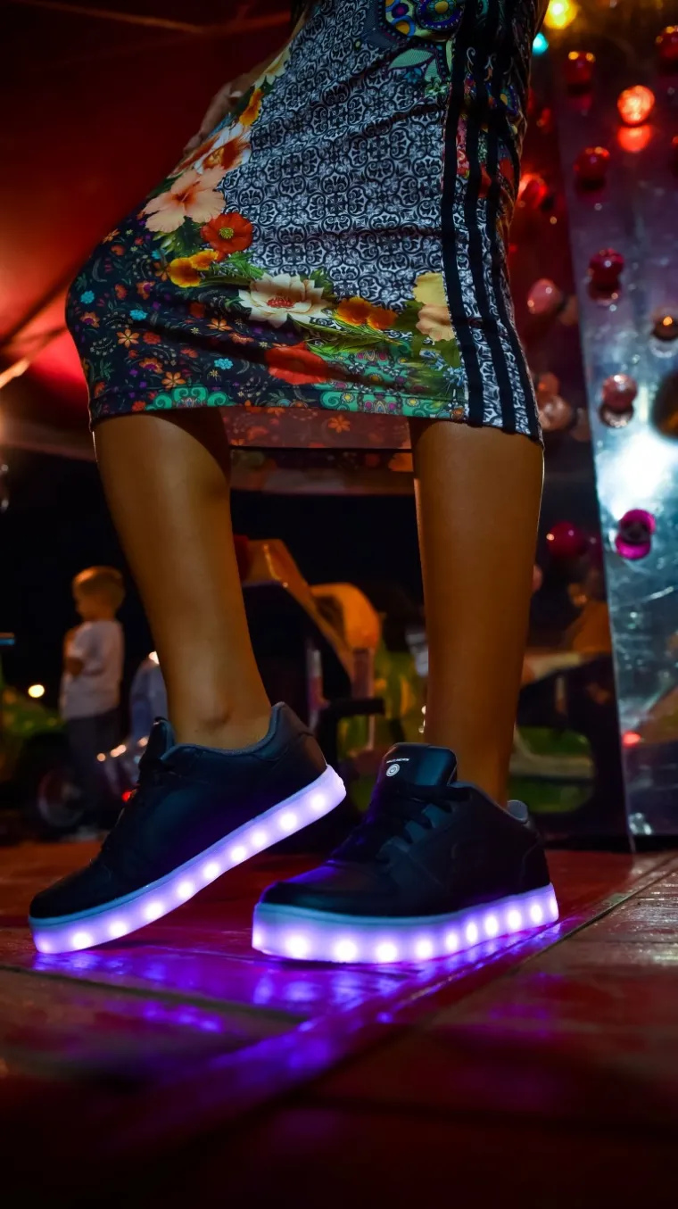 Stigle najoriginalnije tenisice ikad - LED lampice za veselu jesen