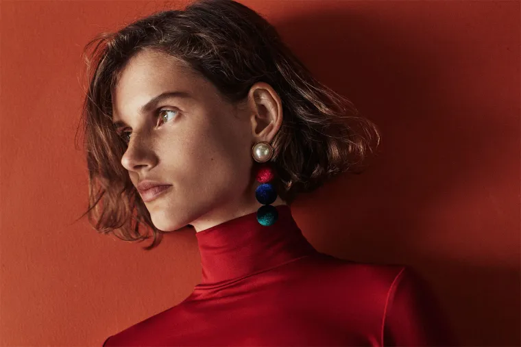 U kolekciji su se našli zanimljivi komadi nakita, mnogo boja i uzoraka te pripijeni i zavodljivi modeli karakteristični za ovo modno razdoblje.