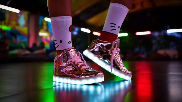 Osamnaest LED lampica pobrinut će se da svaki ženski, muški ili dječji styling bude upotpunjen jednom od 7 boja.