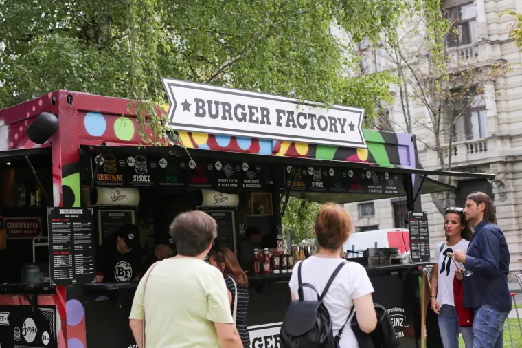 HRPA FINOG MESA, UMAKA, DODATAKA I DOBROG RASPOLOŽENJA: Centar Zagreba opijen miomirisima, počeo je 2. Zagreb burger festival