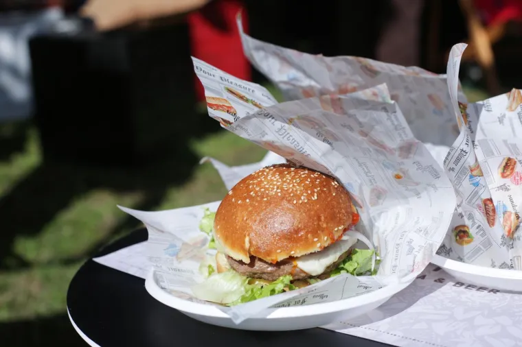 HRPA FINOG MESA, UMAKA, DODATAKA I DOBROG RASPOLOŽENJA: Centar Zagreba opijen miomirisima, počeo je 2. Zagreb burger festival