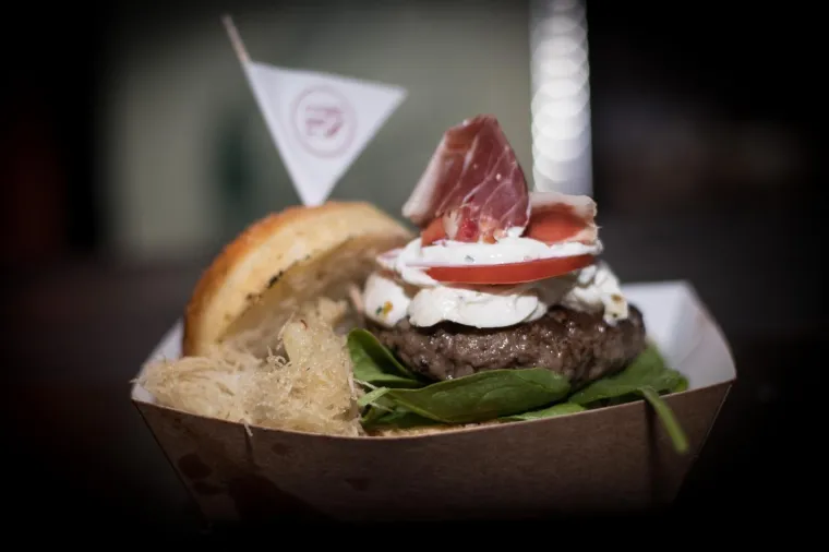 HRPA FINOG MESA, UMAKA, DODATAKA I DOBROG RASPOLOŽENJA: Centar Zagreba opijen miomirisima, počeo je 2. Zagreb burger festival