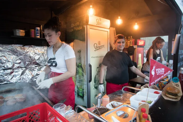 HRPA FINOG MESA, UMAKA, DODATAKA I DOBROG RASPOLOŽENJA: Centar Zagreba opijen miomirisima, počeo je 2. Zagreb burger festival